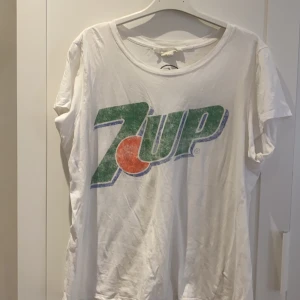 7 up vit tröja - En cool  vit 7 up tröja från H&M.