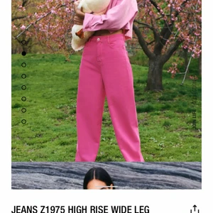 ZARA WIDE LEG HIGH RISE JEANS - Säljer mina helt nya wide leg high rise jeans i rosa från Zara. Helt oanvända - men halvt testade då dem var väldigt för små för mig. 💖 200:- + frakt som köparen står för. 