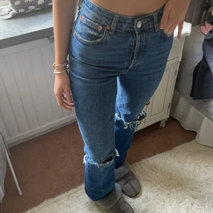 ZARA jeans - Skitsnygga raka håliga jeans från Zara! Storlek 34 men passar mig som har 36. Jag är 168 Köparen står för frakt. Hör av er för fler bilder och frågor. 