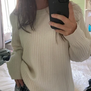 Stickad tröja från Filippa K - Jättefin vit stickad tröja från Filippa K. Storlek M men passar även mig som är S. Köparen står för frakt. Skriv för frågor och bilder💕💕 Nypris: ca 1700kr