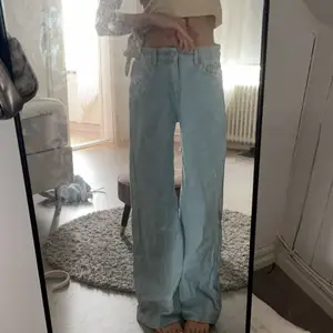 Junkyard jeans säljes då dom är alldeles för stora för mig. Köparen står för frakt på 66 kr