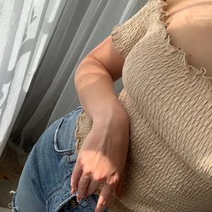 Smockad topp - Säljer denna knappt använda topp från Hm då den inte har kommit riktigt till användning. Fraktkostnad tillkommer!!