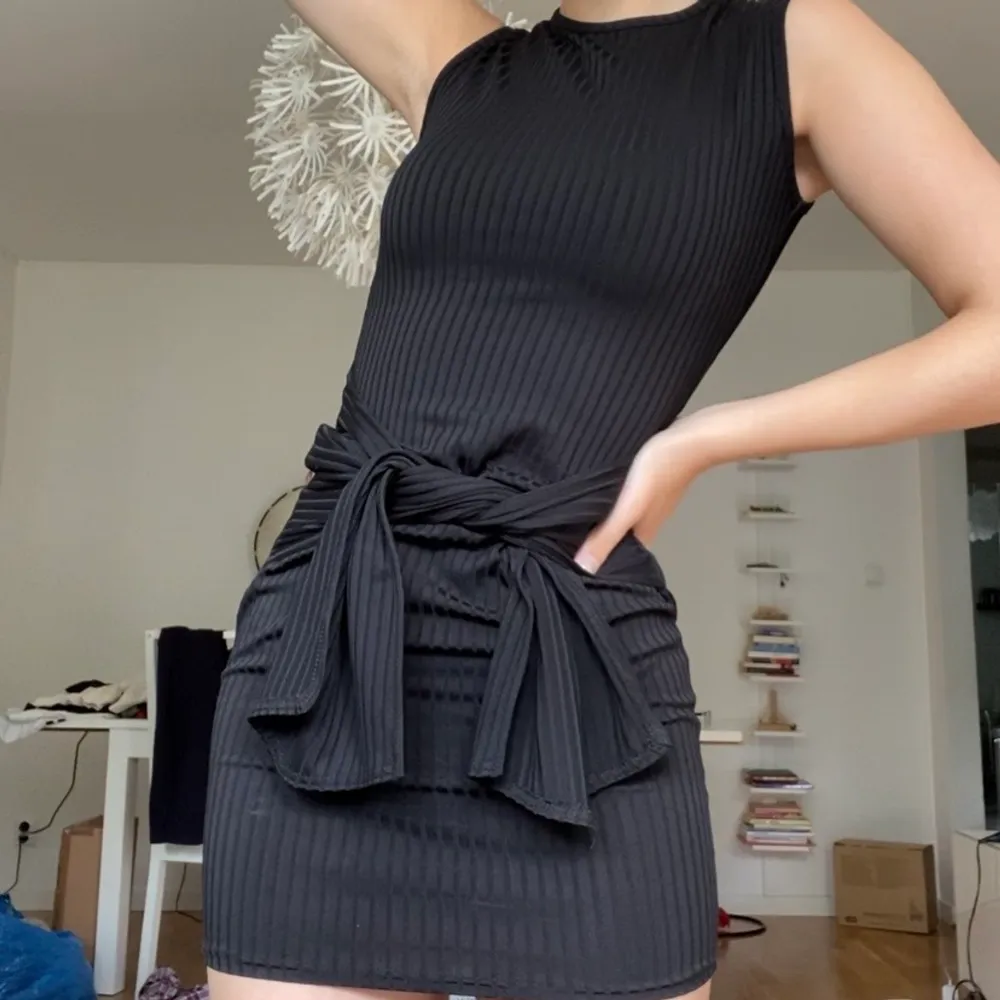 Jättesnygg svart tight klänning som knyts i fram (kan även knytas i bak)!🖤 storlek 36 men passar även 34!<3. Klänningar.