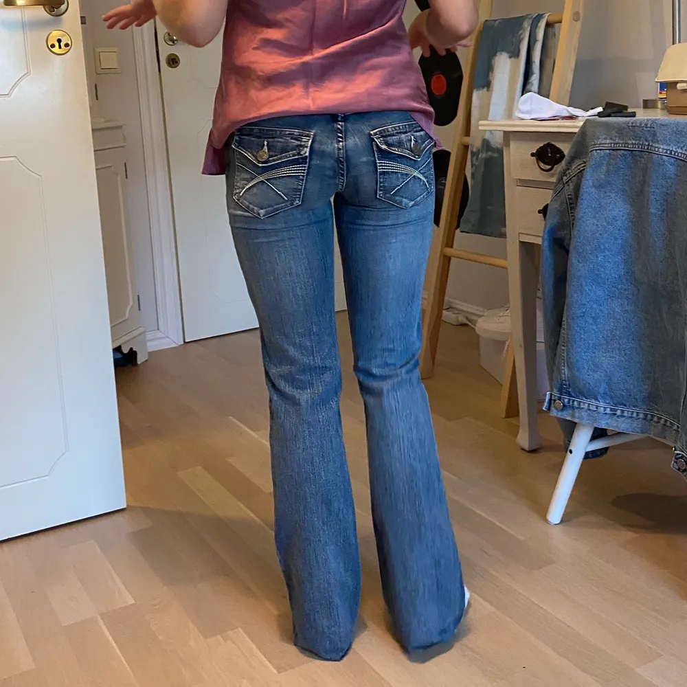 Trendiga blåa vintage lågmidjade jeans från YMI. Står storlek 3 skulle säga W24 L30 passar en 32-34. Bra skick 💕 köparen står för frakten. Buda i kommentarerna, budgivningen slutar 15/7 20:00 💕 💕. Jeans & Byxor.