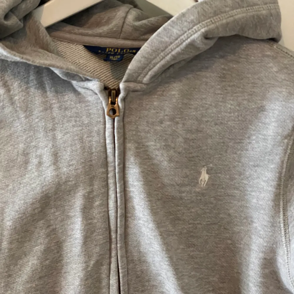 Säljer denna superfina tröja ifrån Ralph Lauren💓💓.säljer den för att jag inte fått så mycket användning av den på senaste tyvärr. Hoppas den passar bättre i din Garderob 🌻🌻. Hoodies.