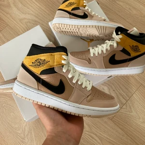 Air Jordan 1 Mid particle beige - Säljer två par air Jordan 1 particle beige! Båda paren är helt nya och kvitto finns! Storlekarna är 36 och 39😊