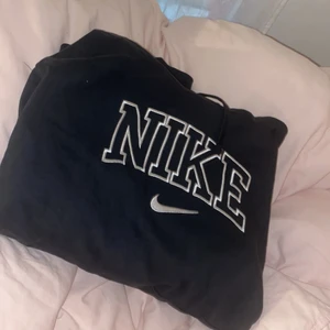 Retro Nike hoodie  - En helt nu nikehoodie i storlek xl lite liten i storleken så kanske mer som en L , buda från 500 den är äkta från Nike 