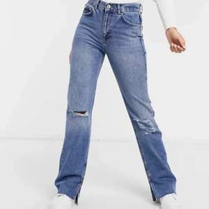Säljer dessa fina jeans med slits ifrån pull and bear i storlek 34!💕