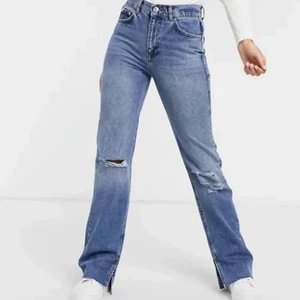 Pull and bear jeans - Säljer dessa fina jeans med slits ifrån pull and bear i storlek 34!💕