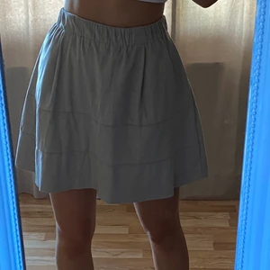 Noisy May kjol - Beige kjol. Gömda fickor i sidan. Resår i midjan. Använd enstaka gånger. Jag på bilden är 168cm.