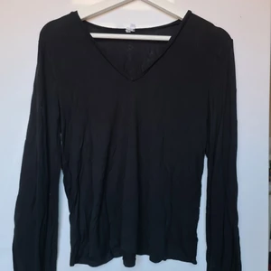 Bekväm o snygg långärmad tröja - Passar mig med storlek M. Väldigt skön o bekväm att ha på sig. Passar med allt annat och är väldigt fin. Leverans ingår ej.