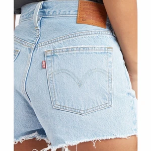 Levi’s shorts  - Väldigt fina levi’s 501 shorts i ljus tvätt. Finns en liten fläck i vänstra hörnet på baksidan men den syns knappast (bild 3). Säljer dom då de är för små💙