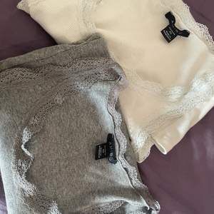 Två lite spetsiga likadana linnen, ett grått och ett vit. 30kr styck eller båda för 50kr💘 köparen står för frakten
