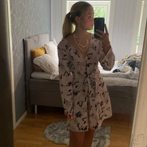 Klänning - Superfin somrig klänning ifrån Chiara Forthi som köptes för 2 år sen men endast använd 2 gånger. Superfint skick. Köptes för 399kr men säljer för 150kr. Storlek S. Köparen står för frakt! Kan även mötas i Stockholm💕