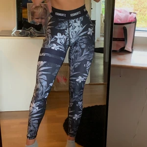 STRONGER - Säljer dessa STRONGER tights då dem inte riktigt är min stil. Har bara legat i garderoben och skräpat och är endast använda två gånger. Inga revor, hål eller liknande finns på dem utan är i helt nyskick. Säljes för 250kr