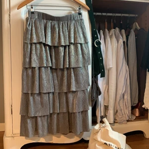 Kjol - Snygg glitterkjol. Använd ett fåtal gånger. Stl M,  har resår i midjan vilket gör att den passar mindre och större stl också💗. 100kr + frakt. 