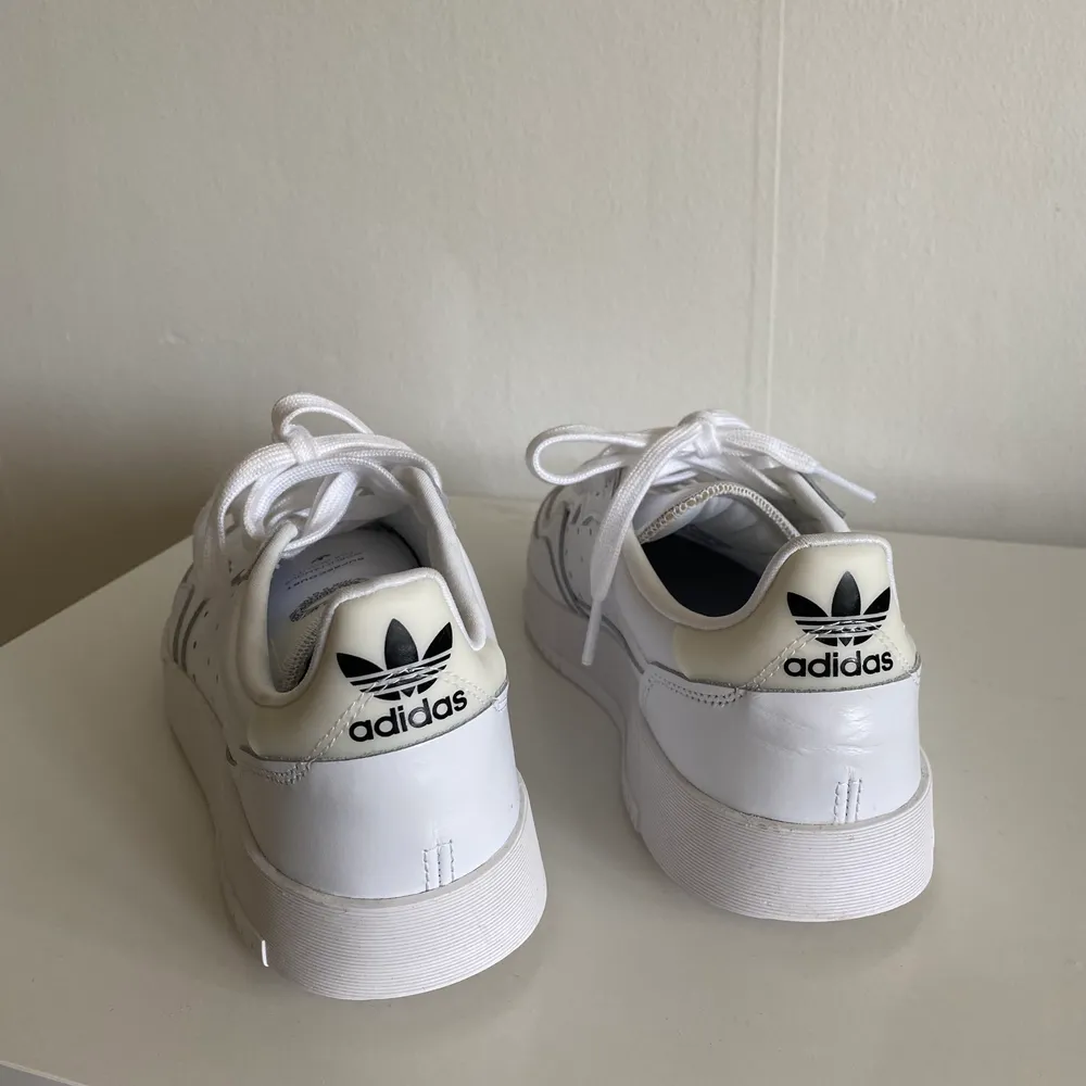 Ett par helt nya adidas sneakers i storlek 40. Köpta för 999kr . Skor.