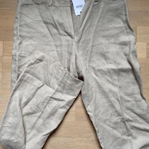 Linne byxor  - Ett par jättefina linnebyxor som är köpta för ca 700kr. Aldrig använda och prislappen sitter kvar. Det är lite försmå för mig så det hade passat bättre på en M eller större S. 