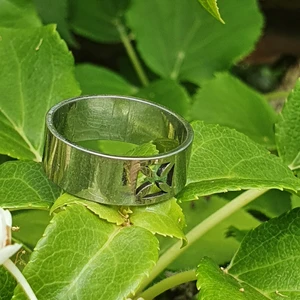 Silver ring av rostfritt stål  - silver ring av rostfritt stål. Kors print. Inre diameter 16 mm. Gord av stål så kommer inte färga av