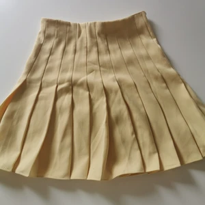 Kjol - Fin kjol från zara i pastellgult☀️använd men i väldigt bra skick, perfekt nu i sommar🎠🌸frakten ingår i priset (märkena vid lappen är från när jag tidigare tagit in den i midjan) 