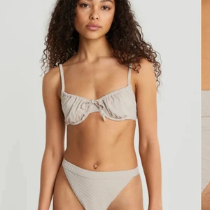 Bikini ginatricot oanvänd - Superfin beige bikini från ginatricot som jag verkligen älskar men säljer då jag har alldeles för många bikinis redan! Helt oanvänd med alla lappar kvar på. Storlek s på över och under del, nypris för båda delarna var 428kr