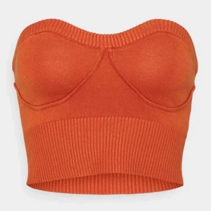 Orange topp - Jag säljer nu denna orangea topp pga att den var lite för stor för mig. Jag köpte den själv av en tjej här på plick och väljer därför att sälja den vidare för den är verkligen så fin. Som ny i skicket och i storlek S. Fri frakt. 