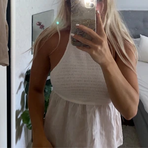 super fin somrig och modern topp - Säljer min fina topp från stradivarius🌸🌸 den är virkad över brösten och blir öppen i ryggen följt av ett super tunt tyg🌸 toppen är perfekt till ett par lågmidjade byxor🤩 frakt till kommer