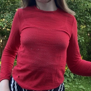 Röd ihålig tröja Cinema  - En super snygg ihålig röd tröja från Cinema☺️ Passar jättebra under en topp eller t shirt🤩 Den har dock ett hyfsat stort hål som man ser på bilden men syns knappt om man stoppar ner den❤️ Storlek 146/152💕💕