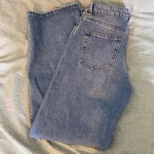 Så fina jeans från monki, modellen heter Yoko mid blue jeans. Bara använt ca 3 ggr så mycket bra skick, strl 28💖 skriv om du vill ha fler bilder/undrar något! 