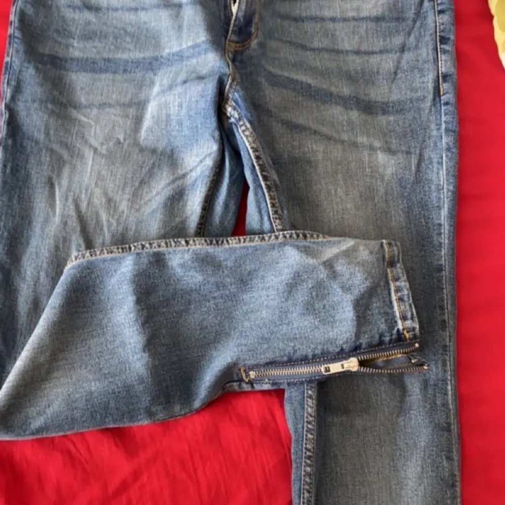Lite pösiga vintage Dobber jeans med dragkedjedetalj. Köparen står för frakt. . Jeans & Byxor.