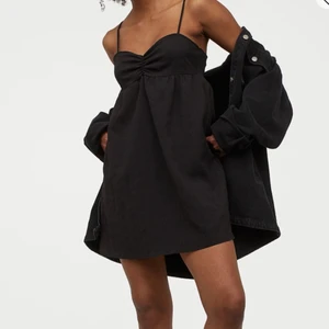 Svart sommarklänning - Jättefin sommarklänning i storlek 40, men passar mig som är 38 också. Aldrig använd endast testad! 🙌🏻✨