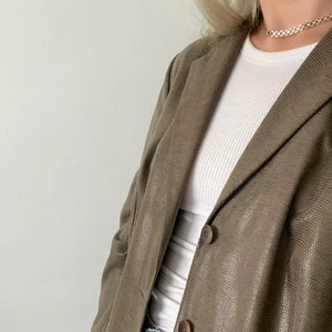 Ormskinnsmönstrad kavaj - Ser ut som skinn men är bara tyg! Lätt o sköööön. Köpt second hand!