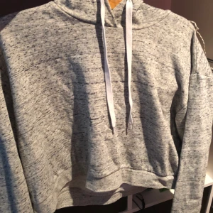 Grå hoodie strl L - Gott skick. Knappt använd. 