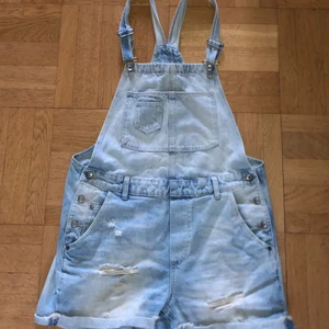 Hängselbyxor strl 38  - Knappt använda hängselbyxor i jeans. Gott skick. Storlek EUR 38. 