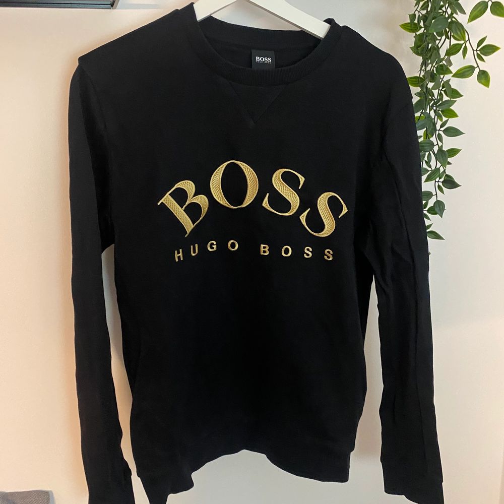 Hugo Boss tröja guld/svart | Plick Second Hand