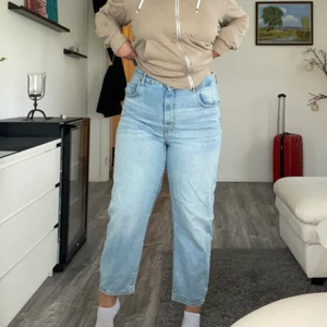 jeans bikbok - säljer ett par ljusblå jeans från bikbok. Slutar vid ankeln på mig och jag är ca 175cm💚 använt fåtal gånger så jeansen är i bra skick! KAN MÖTAS UPP I VÄSTERÅS ANNARS STÅR KÖPAREN FÖR FRAKTEN‼️