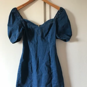 M - Säljer denna superfina jeansklänning från Urban Outfitters i storlek M. Nyskick. Endast använt en gång. Kan mötas upp i Stockholm. Tar endast Swish. Priset kan diskuteras. 