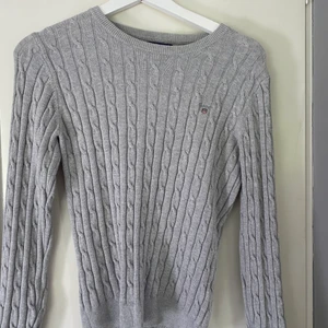 Gant tröja - Kabelstickad Gant tröja! Passar till mycket och knappt använd! Köparen står för frakten!!