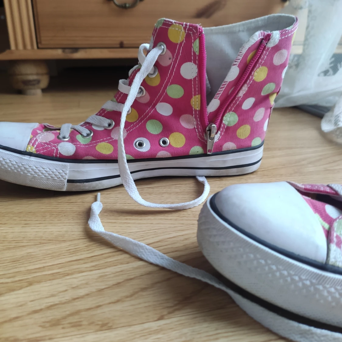 Prickiga sneakers i storlek 38 - 90