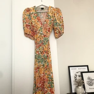 Omlottklänning  - En fantastisk klänning från Gina tricot som jag tyvärr vuxit ur, använd vid 3 tillfällen förra sommaren och i superfint skick.