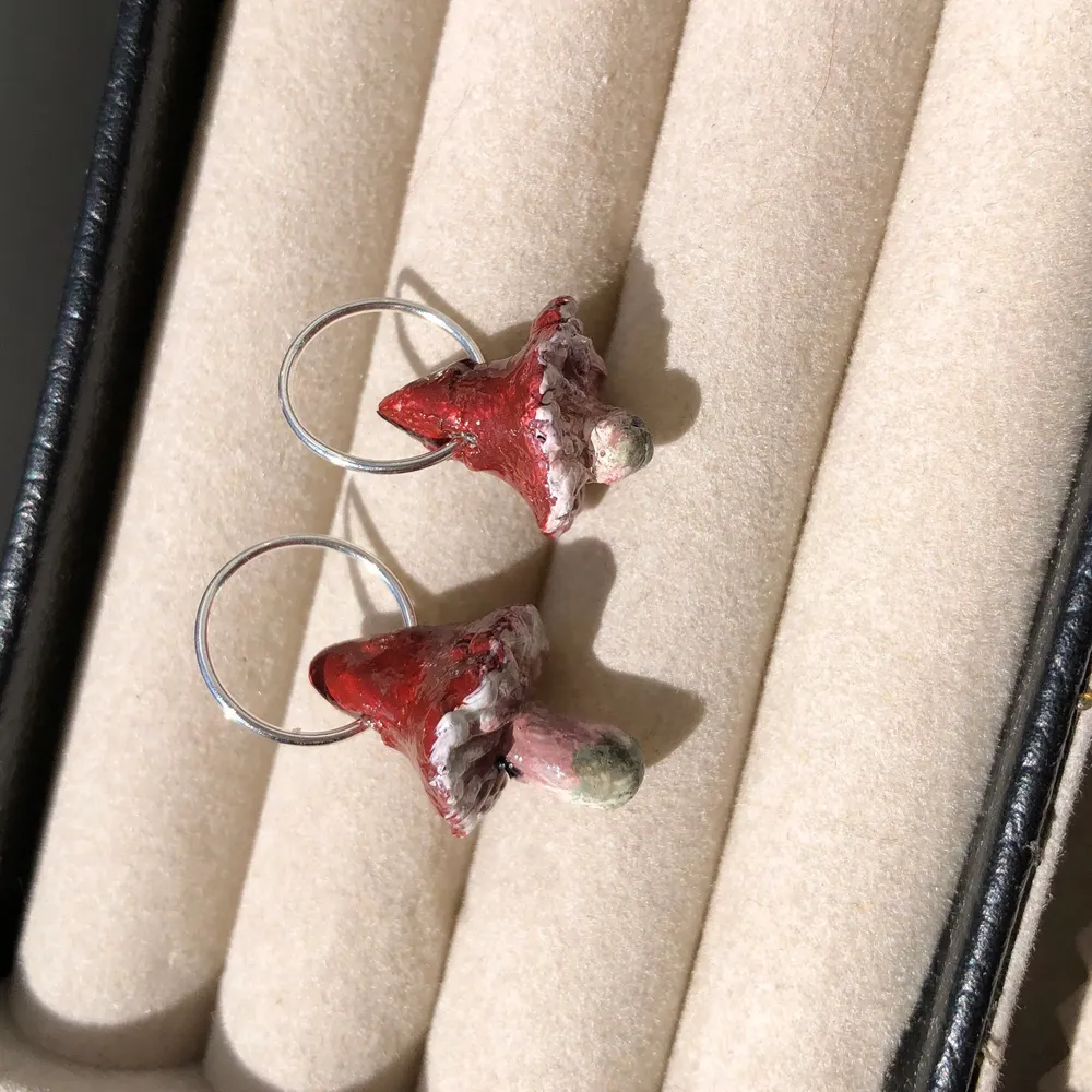 Röda handgjorda svampörhängen . Accessoarer.