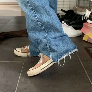 Bruna converse  - Intressekoll på dessa bruna converse🙌🏻är osäker på ifall jag vill sälja. Säljer ifall de blir ett högt pris💞det är storlek 39 men funkar bra för mig som har 38🌸skriv för fler bilder💗köp direkt för 250kr💞