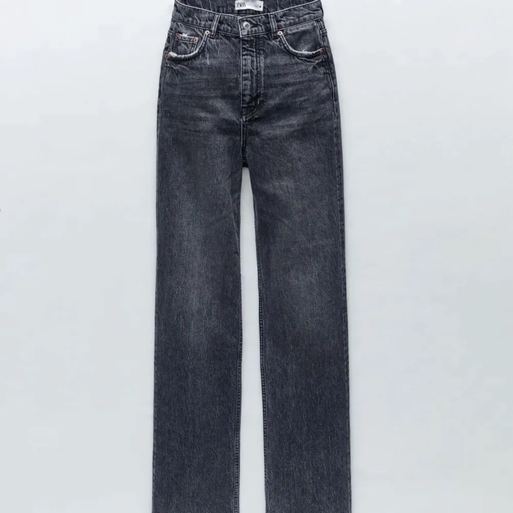 Skitsnygga jeans från zara, köpta för ett halvår sen. Köparen står för frakt. De är row cut längst ner.. Jeans & Byxor.