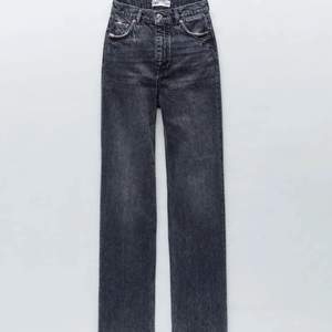 Skitsnygga jeans från zara, köpta för ett halvår sen. Köparen står för frakt. De är row cut längst ner.