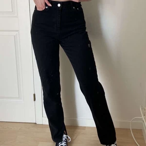 Nakd jeans  - Oanvända jeans från nakd, storlek 36. Har sidoslits på båda sidorna