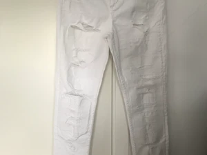 Vita slitna skinny jeans stl 28 hög midja  - Snygga fabriks slitna jeans i stl 28 med skön hög midja. Råa kanter nedtill. Fler foton finns ALLTID. Från H&M helt nya! Spårbar frakt med PostNord, 66kr eller hämtas i Kälvesta.