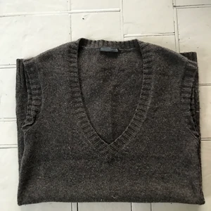 Stickad väst från nygårdsanna - Brungrå finstickad väst i längre modell från nygårdsanna. Storlek saknas men jag skulle säga S/M nypris ca 1500