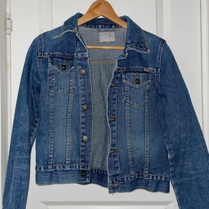 Jeansjacka från 90-talet. - Jeansjacka från 90-talet i stl S-M säljes. Kan även fraktas.