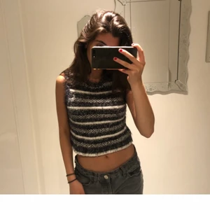 Stickad väst zara - Säljer nu min oanvända väst från Zara. Varit i garderoben i 1 år nu utan användning. Skriv pm vid frågor 💕💕 köpare står för frakt, möts i sthlm/danderyd. Originalpris:359kr. Passar Xs-S