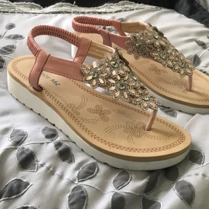 SUPERFINA SANDALER NU TILL SOMMARN!!😊 - Aldrig använda, endast testade, super härliga nu till sommarn!! Priset kan diskuteras, man betalar för frakten på 96 kr😊💕